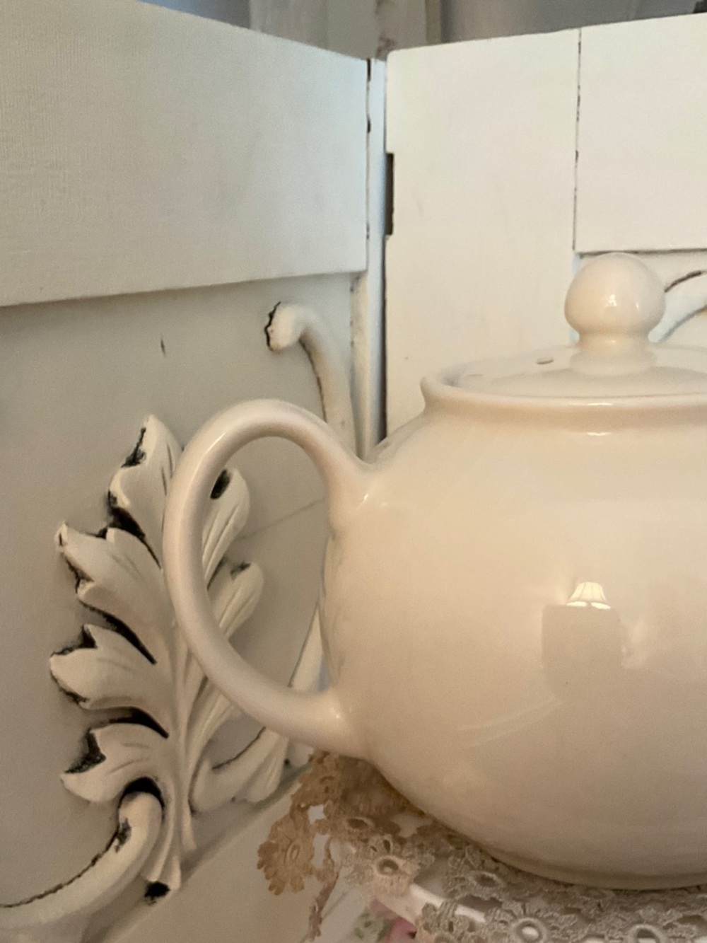 Classic White English Teapot - Picture 4 of 12